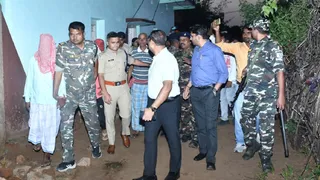 आरोपितों को पकड़कर ले जाती पुलिस।(फोटोःजागरण)