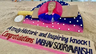 वैभव सूर्यवंशी के तूफानी शतक पर सुदर्शन पटनायक ने रेत पर उकेरी अद्भुत कलाकृति