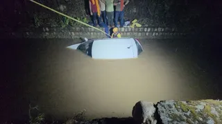 डुमेट के पास छोटी नहर में गिरी कार सवार चार युवकों को सकुशल निकाला बाहर। नागरिक