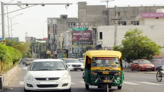 अमृतसर के लॉरेंस रोड पर जेब्रा लाइन क्रॉस कर खड़े वाहन।