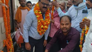 मालीपुर रेलवे स्टेशन पर वाराणसी लखनऊ इंटरसिटी के पहली बार ठहराव पर पायलट का माल्यार्पण व नारियल को तोड़ते स्वागत धीरेन्द्र कुमार यादव