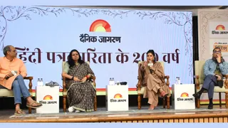 इंडिया इंटरनेशनल सेंटर में जागरण कृति सम्मान- 2025 समारोह में हिंदी पत्रकारिता के 200 वर्ष विषय पर परिचर्चा के दौरान बोलतीं वरिष्ठ टीवी पत्रकार रूबिका लियाकत साथ मौजूद (बाएं से दाएं) वरिष्ठ पत्रकार हर्षवर्धन त्रिपाठी,आइआइएमसी की वाइस चांसलर डाॅ. प्रज्ञा पालीवाल गौड़ व दैनिक जागरण के कार्यकारी संपादक विष्णु प्रकाश त्रिपाठी। जागरण