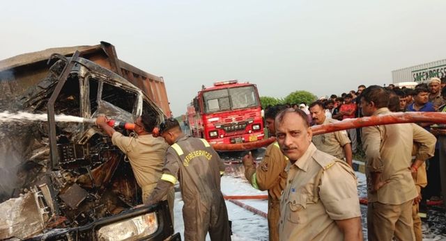 गोरखपुर में आग की लपटों में घिरे डंपर से आ रही चीखें सुन सहमे लोग, एक साथ दो कंकाल देख कांप उठे
