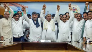 कर्नाटक में कांग्रेस का चार डिप्टी CM के फॉर्मूले पर मंथन, सिद्दरमैया के बेटे को मिल सकती है कैबिनेट में जगह