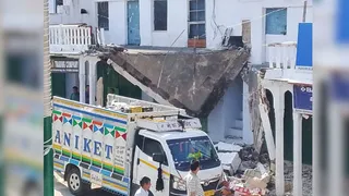 नरेंद्रनगर में अनियंत्रित हुए ट्रक की टक्कर से बाजार लाइन के क्षतिग्रस्त पिलर और आवासीय भवन का बरामदा। सुधि पाठक