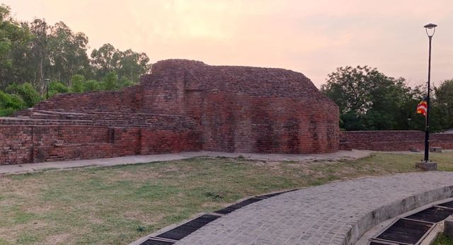 कुरुक्षेत्र में बौद्ध स्तूप के सुंदरीकरण पर विवाद, पुरातत्व विभाग पर धरोहर का मूल स्वरूप बदलने का आरोप
