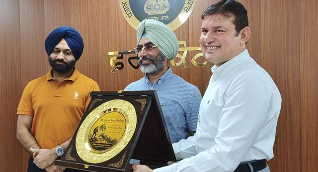 फरीदकोट के लाल ने रचा इतिहास, माउंट एवरेस्ट फतह करने वाले पहले कनाडाई पंजाबी बने अजयपाल सिंह
