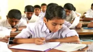 परीक्षा में प्रश्नपत्र हल करते बच्चे (प्रतीकात्मक चित्र)