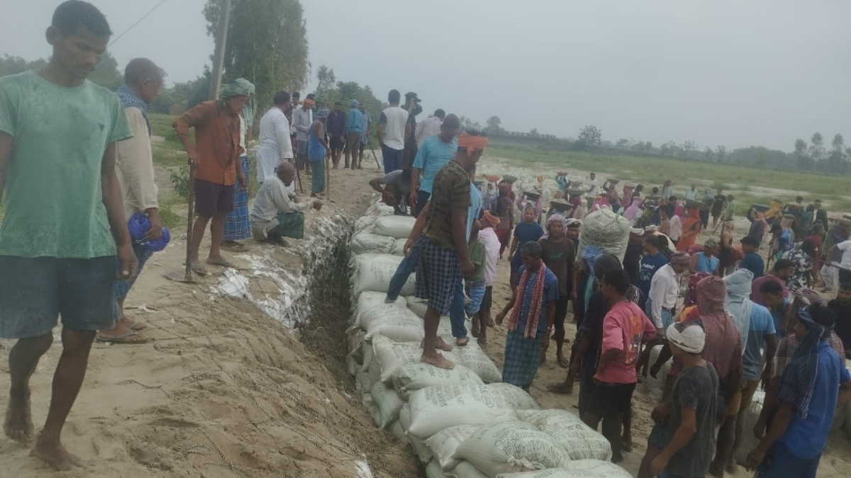 पश्चिम चंपारण में जब सरकार नहीं आई साथ, तो गांव ने खुद खड़ा कर दिया 300 फीट का बांध
