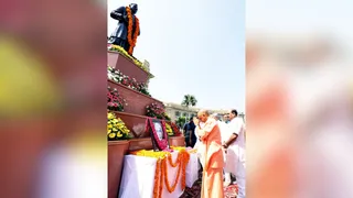 सीएम योगी ने पूर्व पीएम चौधरी चरण सिंह को दी श्रद्धांजलि।