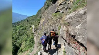 बीमार महिला को कंधों पर उठाकर चलते ग्रामीण। स्रोत सुधि पाठक