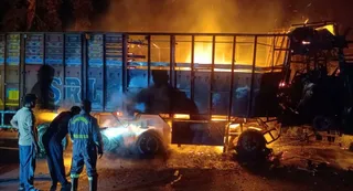 जलता ट्रक। जागरण