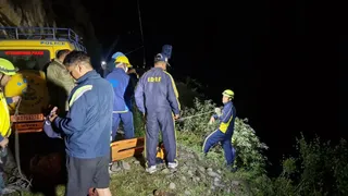 उत्तरकाशी में गंगोत्री हाईवे पर गंगनानी के पास दुर्घटना की सूचना के बाद रेस्क्यू आपरेशन चलाती एसडीआरएफ की टीम।