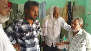 प्रयागराज के फूलपुर में आत्महत्या करने वाले शाहरुख के बिलखते पिता मो. हबीब को संभालते लोग। जागरण