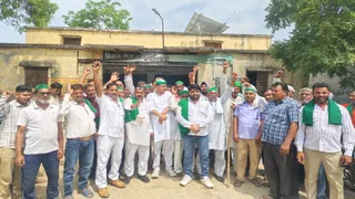 नंगला आलमपुर सहकारी समिति पर प्रदर्शन करते किसान यूनियन के कार्यकर्ता l जागरण