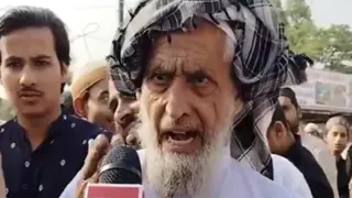 ईदगाह पर गुरुवार को नमाज के बाद प्रधानमंत्री और मुख्यमंत्री पर अभद्र टिप्पणी करता अहसान। वीडियो ग्रैब