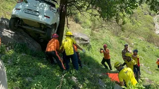 रुद्रप्रयाग के भीरी-परकंडी-पेलिंग मोटरमार्ग पर कार दुर्घटना के बाद राहत बचाव में जुटी रेस्क्यू टीम। पुलिस
