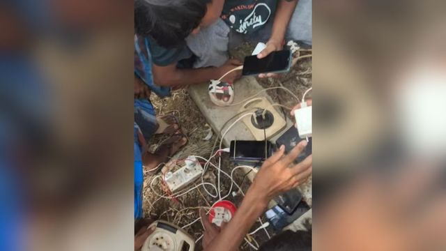 गोड्डा में बिजली गुल तो देशी जुगाड़ हुआ हिट, खराब सोलर जलमीनार बना मोबाइल चार्जिंग सेंटर
