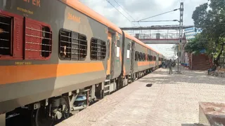 अमृत भारत एक्सप्रेस के फेरे बढ़ाने की मांग तेज। (जागरण)