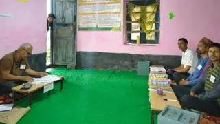कुल्लू के कंढा में कुर्सी के बजाय नीचे बैठकर मतदान करवाती पोलिंग पार्टी। जागरण