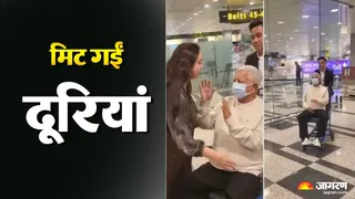 लालू प्रसाद के पैर छूतीं और गले मिलने के साथ बिहार से पहुंचा आम दिखातीं रोहिणी आचार्य। वीडियो ग्रैब