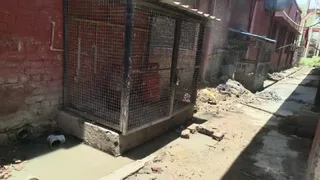 प्रयागराज में एसआरएन अस्पताल की मॉड्यूलर रसोई के बाहर खिड़की के पास गंदगी। जागरण