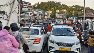 मसूरी में वीकेंड पर शनिवार को पर्यटकों के उमड़ने से सुबह से लेकर शाम तक जाम की स्थिति बनी रही। शनिवार शाम को लाइब्रेरी चौक पर लगा जाम। फोटो जागरण