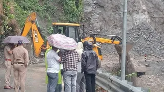 नैनबाग-मसूरी राजमार्ग पर बारिश के दौरान आए मलबे को हटाते जेसीबी मशीन। पुलिस विभाग