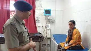 कोटद्वार बेस चिकित्सालय में गुलदार के हमले में घायल महिला से जानकारी लेते कोतवाली प्रभारी प्रदीप नेगी।