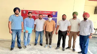 विजिलेंस ब्यूराे अमृतसर रेंज की टीम के साथ पकड़ा गया अकाउंटेंट।