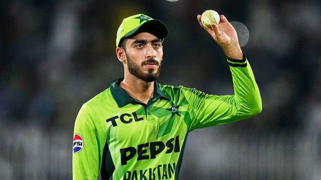 PAK vs AUS: अराफात मिन्हास ने अपने डेब्यू मैच में कंगारुओं पर मारा पंजा', ये कारनामा करने वाले बने पहले पाकिस्तानी गेंदबाज
