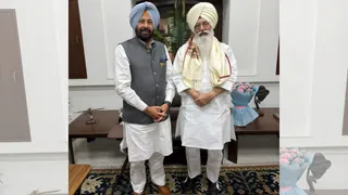 ब्यास डेरे पर प्रमुख गुरिंदर ढिल्लों के साथ मुलाकात करे हुए भाजपा के नए प्रदेशाध्यक्ष केवल सिंह ढिल्लों।