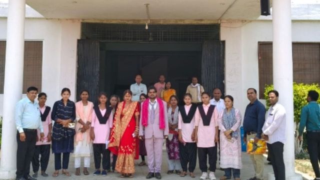 शादी के लाल जोड़े में परीक्षा देने पहुंची दुल्हन, खुद कार से एग्जाम सेंटर लेकर पहुंचा दूल्हा
