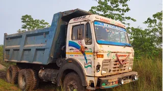 पोटका पुलिस ने अवैध लौह अयस्क लदा हाइवा जब्त किया।