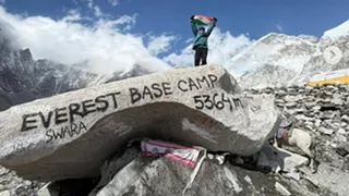 आठ वर्षीय निक्षा ने एवरेस्ट के बेस कैंप पर लहराया तिरंगा
