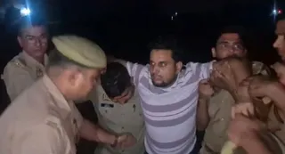 पुलिस की गिरफ्तर में आरोपी।