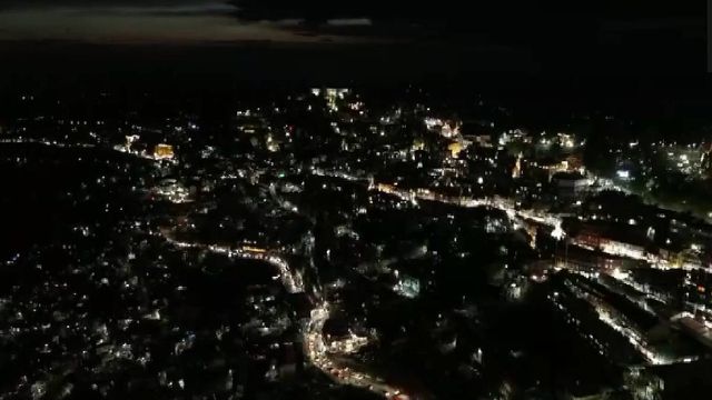 VIDEO: जगमगाती सड़कें और माल रोड पर रौनक... बारिश के बाद 'मिनी स्विट्जरलैंड' बना शिमला, पर्यटकों का उमड़ा सैलाब
