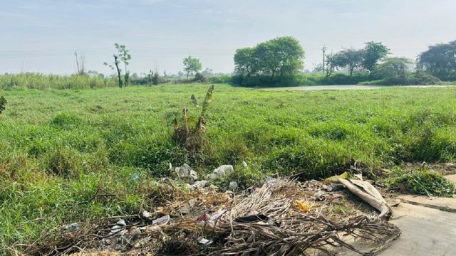 बागपत के गांव में गहरा रही गंदगी और तालाब ओवरफ्लो की समस्या, शिकायत पर भी नहीं हो रहा समाधान
