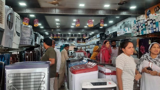 भीषण गर्मी के बीच लोगों की बढ़ी मुश्किलें, 30% तक बढ़े एसी और कूलरों के दाम
