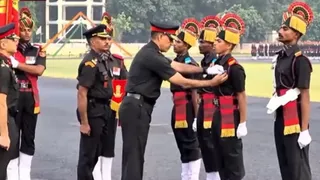 विशिष्ट प्रदर्शन के लिए अग्निवीर को सम्मानित करते मुख्य अतिथि।