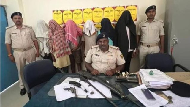 औरंगाबाद में तालाब खुदाई के ठेकेदार से लेवी मांगने वाले 6 नक्सली गिरफ्तार, हथियार बरामद
