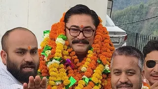नगर पालिका नरेंद्रनगर में अध्यक्ष पद पर निर्विरोध जीत के बाद राजेंद्र पंवार को बधाई देते भाजपा जिलाध्यक्ष उदय रावत। सुधि पाठक