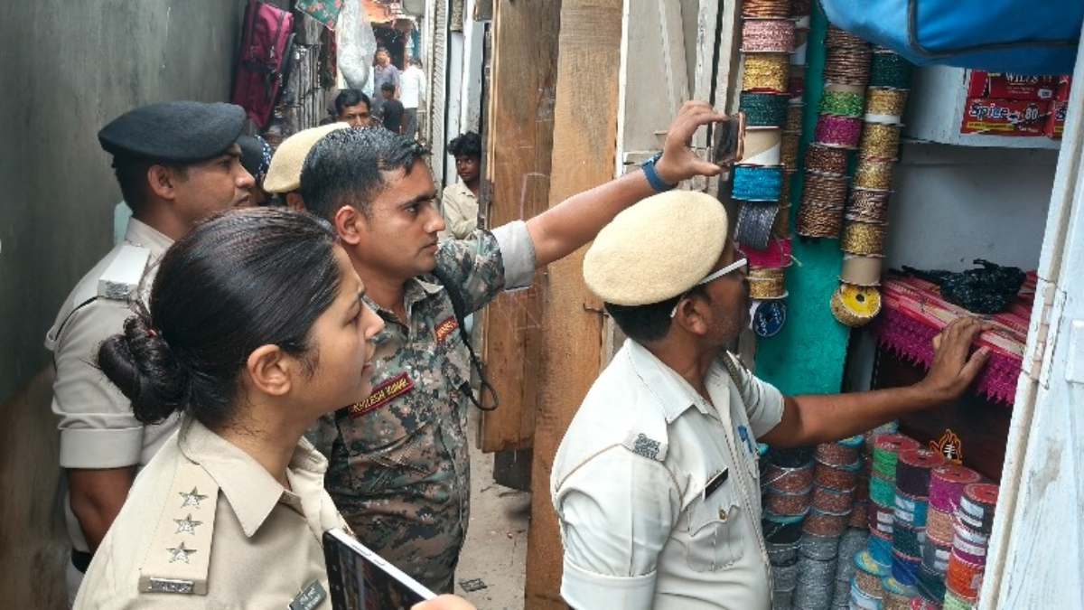 पश्चिम चंपारण में लॉटरी माफिया पर बिहार पुलिस की बड़ी चोट, तीन दुकानों से टिकट बरामद
