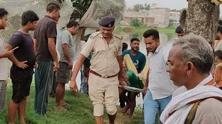 पुलिस टीम घटनास्थल पर पहुंची और शव को तालाब से बाहर निकलवाया। फोटो: जागरण