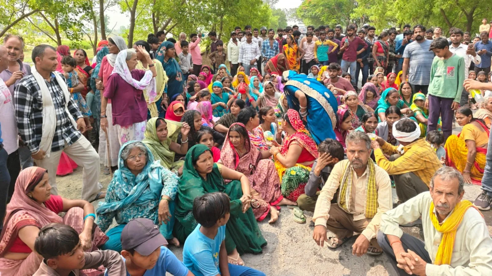 बलरामपुर में युवक की मृत्यु से ग्रामीणों का रौद्र प्रतिक्रिया, शव को सड़क पर रखकर किया प्रदर्शन