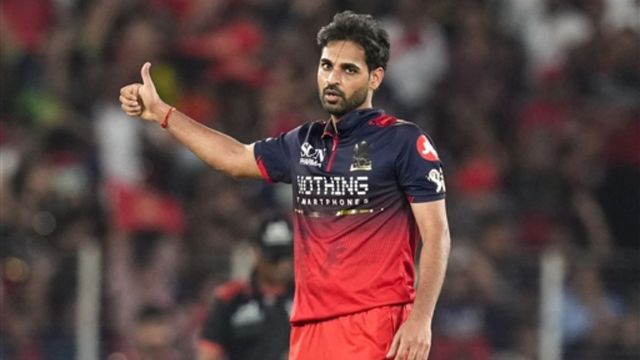RCB vs GT: भुवनेश्वर कुमार ने IPL के रिकॉर्ड्स बुक में मचाई हलचल, जसप्रीत बुमराह को छोड़ा पीछे