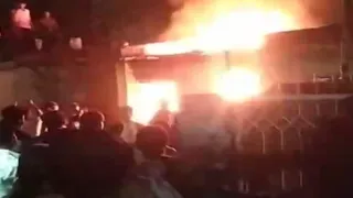 घर में लगी आग पर काबू पाते लोग और अग्निशमन विभाग के कर्मचारी।(फोटोःजागरण)