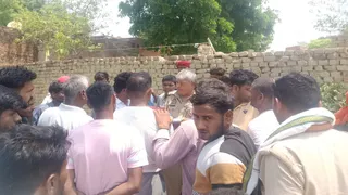 प्रयागराज में थरवई क्षेत्र के कटियाही गांव में भाई-बहन के तालाब में डूबने की घटना के बाद पहुंची पुलिस व भीड़। जागरण