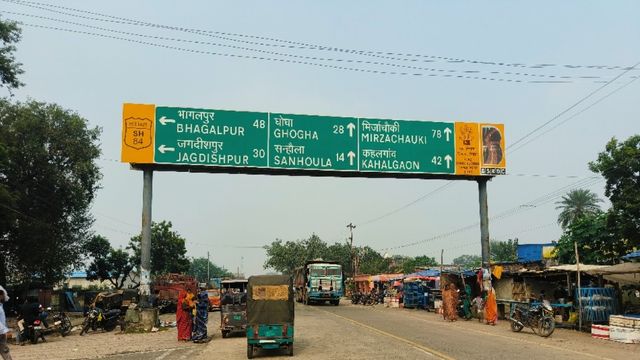 बांका में ऑटो-ई-रिक्शा की मनमानी: यात्रियों को 15 किमी के लिए चुकाने पड़ रहे 40 रुपये
