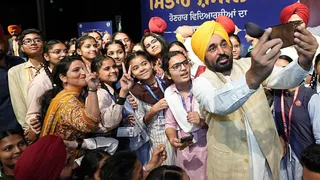 स्टूडेंट्स के साथ सेल्फी लेते हुए सीएम भगवंत मान।